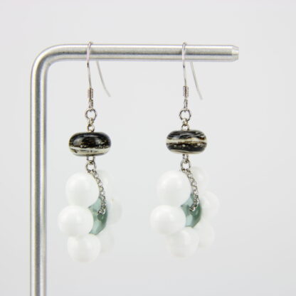 Boucles d'oreilles crochet argent 925 et perles de verre. Motif fleur marguerite pendante de couleur blanc, opaque. -Atelier horizon verre