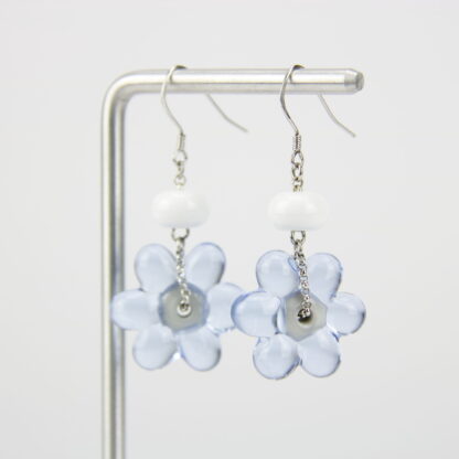 Boucles d'oreilles crochet argent 925 et perles de verre. Motif fleur marguerite pendante de couleur bleu, transparente. -Atelier horizon verre