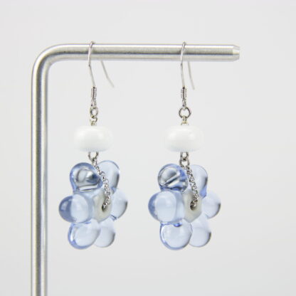 Boucles d'oreilles crochet argent 925 et perles de verre. Motif fleur marguerite pendante de couleur bleu, transparente. -Atelier horizon verre