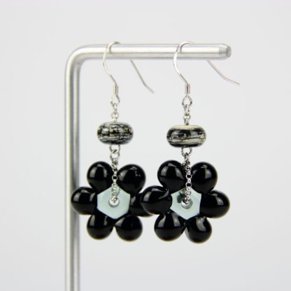 Boucles d'oreilles crochet argent 925 et perles de verre. Motif fleur marguerite pendante de couleur noir, opaque. -Atelier horizon verre