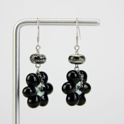 Boucles d'oreilles crochet argent 925 et perles de verre. Motif fleur marguerite pendante de couleur noir, opaque. -Atelier horizon verre