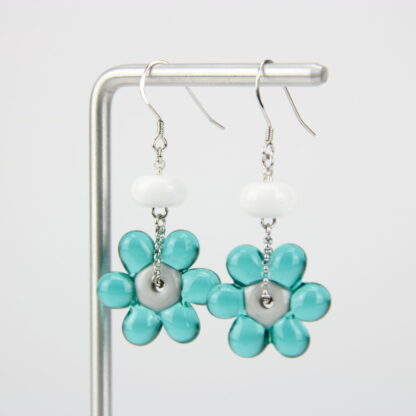 Boucles d'oreilles crochet argent 925 et perles de verre. Motif fleur marguerite pendante de couleur turquoise, transparente. -Atelier horizon verre