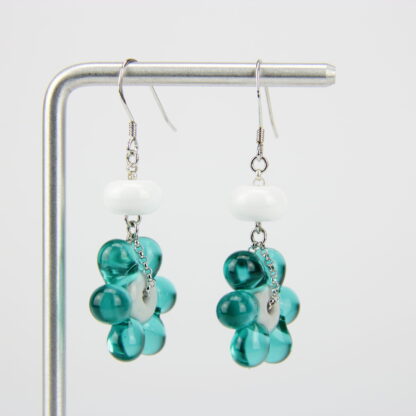 Boucles d'oreilles crochet argent 925 et perles de verre. Motif fleur marguerite pendante de couleur turquoise, transparente. -Atelier horizon verre