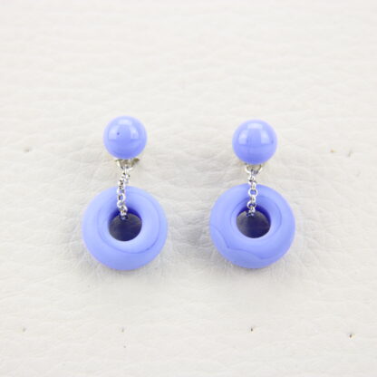 Boucles d'oreilles puce et pendant en verre de couleur bleu. Puce en verre brillant et pendant en forme d'anneau en verre dépoli donc mat. Légères et aux couleurs vives les perles sont montées sur de l'argent 925. -Atelier horizon verre