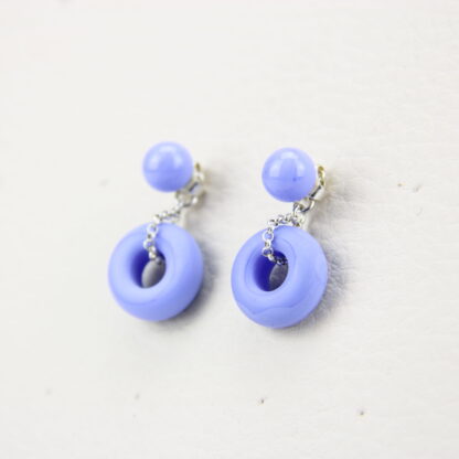 Boucles d'oreilles puce et pendant en verre de couleur bleu. Puce en verre brillant et pendant en forme d'anneau en verre dépoli donc mat. Légères et aux couleurs vives les perles sont montées sur de l'argent 925. -Atelier horizon verre