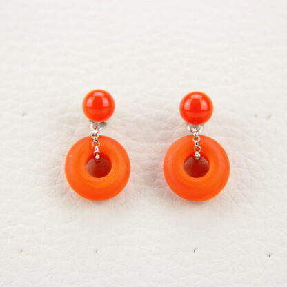 Boucles d'oreilles puce et pendant en verre de couleur orange. Puce en verre brillant et pendant en forme d'anneau en verre dépoli donc mat. Légères et aux couleurs vives les perles sont montées sur de l'argent 925. -Atelier horizon verre