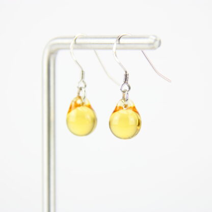 Boucles d'oreilles crochet, avec gouttes de verre transparentes de couleurs ambre. Petites gouttes pendantes. -Atelier horizon verre