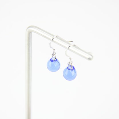 Boucles d'oreilles crochet, avec gouttes de verre transparentes de couleurs bleus. Petites gouttes pendantes. -Atelier horizon verre