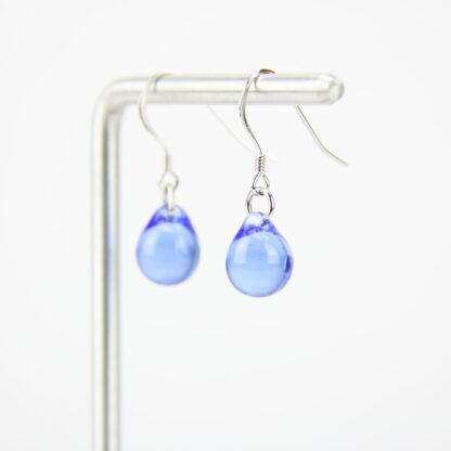 Boucles d'oreilles crochet, avec gouttes de verre transparentes de couleurs bleus. Petites gouttes pendantes. -Atelier horizon verre