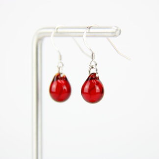 Boucles d'oreilles crochet, avec gouttes de verre transparentes de couleurs rouges. Petites gouttes pendantes. -Atelier horizon verre