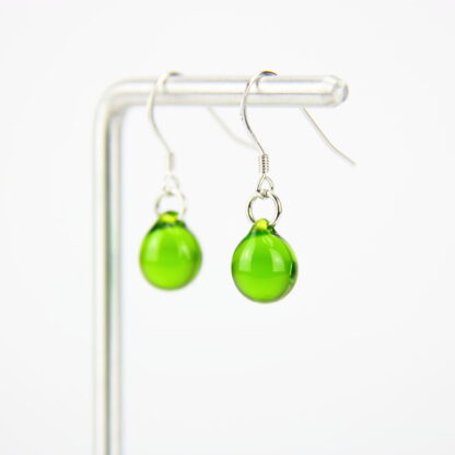 Boucles d'oreilles crochet, avec gouttes de verre transparentes de couleurs vertes. Petites gouttes pendantes. -Atelier horizon verre