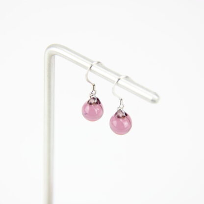 Boucles d'oreille crochet, avec gouttes de verre transparentes de couleurs violettes. Petites gouttes pendantes. -Atelier horizon verre