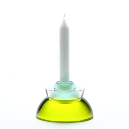 Bougeoir de la gamme "IMBRIQ". Constitué de trois parties imbriquées les unes dans les autres et aux couleurs différentes. Composé de formes géométriques de demi-sphères, les couleurs sont en partant du bas verre le haut: jaune citron, gris très clair, bleu ciel. Objet design en cristal. Pâte de verre. -Atelier horizon verre