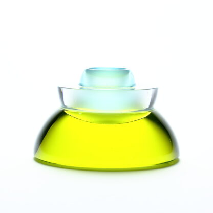 Bougeoir de la gamme "IMBRIQ". Constitué de trois parties imbriquées les unes dans les autres et aux couleurs différentes. Composé de formes géométriques de demi-sphères, les couleurs sont en partant du bas verre le haut: jaune citron, gris très clair, bleu ciel. Objet design en cristal. Pâte de verre. -Atelier horizon verre