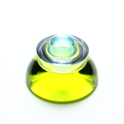 Bougeoir de la gamme "IMBRIQ". Constitué de trois parties imbriquées les unes dans les autres et aux couleurs différentes. Composé de formes géométriques de demi-sphères, les couleurs sont en partant du bas verre le haut: jaune citron, gris très clair, bleu ciel. Objet design en cristal. Pâte de verre. -Atelier horizon verre