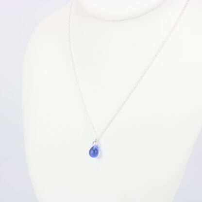 Collier chaine corde en argent 925 avec une perle de verre de couleur bleu. Perle lumineuse et transparente. Sobre et élégant. -Atelier horizon verre