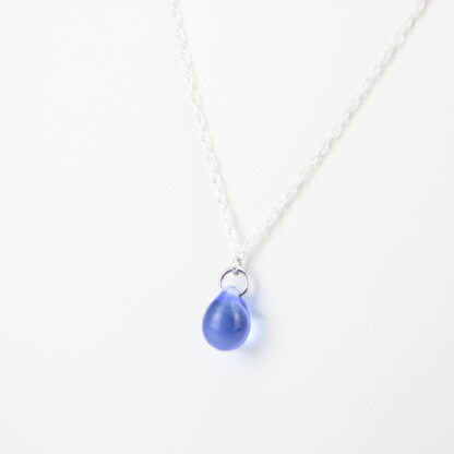 Collier chaine corde en argent 925 avec une perle de verre de couleur bleu. Perle lumineuse et transparente. Sobre et élégant. -Atelier horizon verre