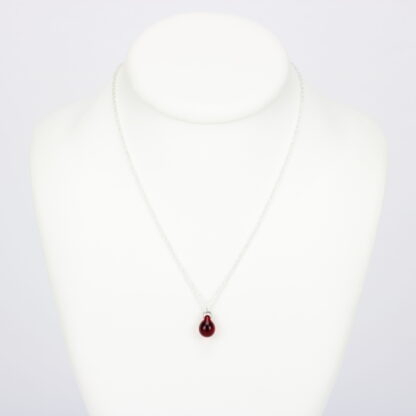 Collier chaine corde en argent 925 avec une perle de verre de couleur rouge. Perle lumineuse et transparente. Sobre et élégant. -Atelier horizon verre