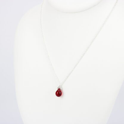 Collier chaine corde en argent 925 avec une perle de verre de couleur rouge. Perle lumineuse et transparente. Sobre et élégant. -Atelier horizon verre