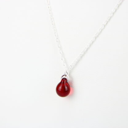 Collier chaine corde en argent 925 avec une perle de verre de couleur rouge. Perle lumineuse et transparente. Sobre et élégant. -Atelier horizon verre