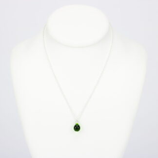 Collier chaine corde en argent 925 avec une perle de verre de couleur verte. Perle lumineuse et transparente. Sobre et élégant. -Atelier horizon verre