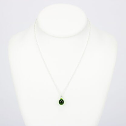 Collier chaine corde en argent 925 avec une perle de verre de couleur verte. Perle lumineuse et transparente. Sobre et élégant. -Atelier horizon verre