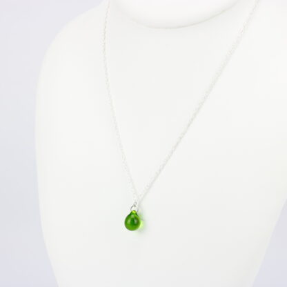 Collier chaine corde en argent 925 avec une perle de verre de couleur verte. Perle lumineuse et transparente. Sobre et élégant. -Atelier horizon verre