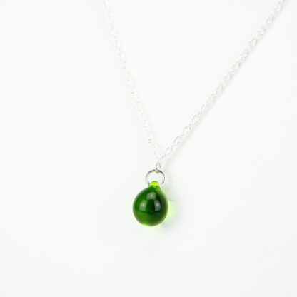 Collier chaine corde en argent 925 avec une perle de verre de couleur verte. Perle lumineuse et transparente. Sobre et élégant. -Atelier horizon verre