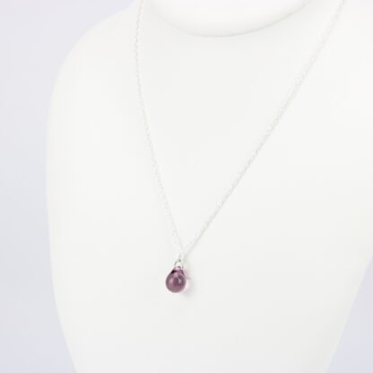 Collier chaine corde en argent 925 avec une perle de verre de couleur violette. Perle lumineuse et transparente. Sobre et élégant. -Atelier horizon verre