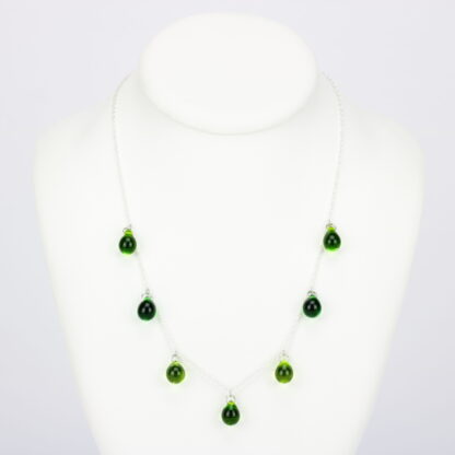 Collier chaine corde en argent 925 avec sept perles de verre aux tons camaïeu de vert. Collier mi-long avec les gouttes de verre disposées tout autour de la chaîne au niveau du buste. Perles lumineuses et transparentes. -Atelier horizon verre