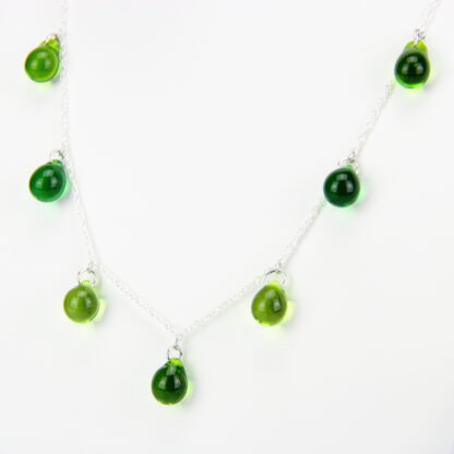 Collier chaine corde en argent 925 avec sept perles de verre aux tons camaïeu de vert. Collier mi-long avec les gouttes de verre disposées tout autour de la chaîne au niveau du buste. Perles lumineuses et transparentes. -Atelier horizon verre