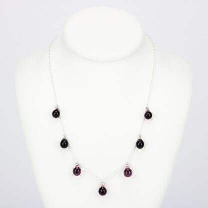 Collier chaine corde en argent 925 avec sept perles de verre aux tons camaïeu de violet. Collier mi-long avec les gouttes de verre disposées tout autour de la chaîne au niveau du buste. Perles lumineuses et transparentes. -Atelier horizon verre