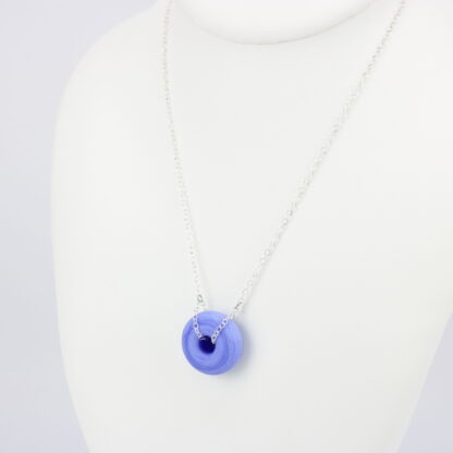 Collier chaine en argent 925 avec une perle en verre dépoli. Une perle de couleur bleu et ronde en forme d'anneau .Fait main et made in France. -Atelier horizon verre