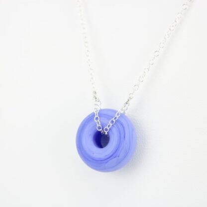 Collier chaine en argent 925 avec une perle en verre dépoli. Une perle de couleur bleu et ronde en forme d'anneau .Fait main et made in France. -Atelier horizon verre