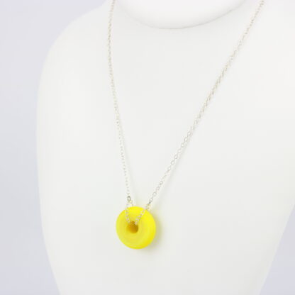 Collier chaine en argent 925 avec une perle en verre dépoli. Une perle de couleur jaune et ronde en forme d'anneau .Fait main et made in France. -Atelier horizon verre