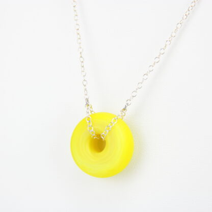 Collier chaine en argent 925 avec une perle en verre dépoli. Une perle de couleur jaune et ronde en forme d'anneau .Fait main et made in France. -Atelier horizon verre