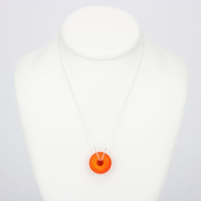 Collier chaine en argent 925 avec une perle en verre dépoli. Une perle de couleur orange et ronde en forme d'anneau .Fait main et made in France. -Atelier horizon verre