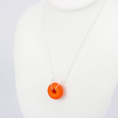 Collier chaine en argent 925 avec une perle en verre dépoli. Une perle de couleur orange et ronde en forme d'anneau .Fait main et made in France. -Atelier horizon verre