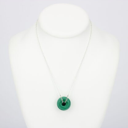 Collier chaine en argent 925 avec une perle en verre dépoli. Une perle de couleur vert pétrole et ronde en forme d'anneau .Fait main et made in France. -Atelier horizon verre