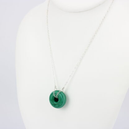 Collier chaine en argent 925 avec une perle en verre dépoli. Une perle de couleur vert pétrole et ronde en forme d'anneau .Fait main et made in France. -Atelier horizon verre