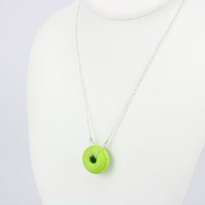 Collier chaine en argent 925 avec une perle en verre dépoli. Une perle de couleur vert pomme et ronde en forme d'anneau .Fait main et made in France. -Atelier horizon verre