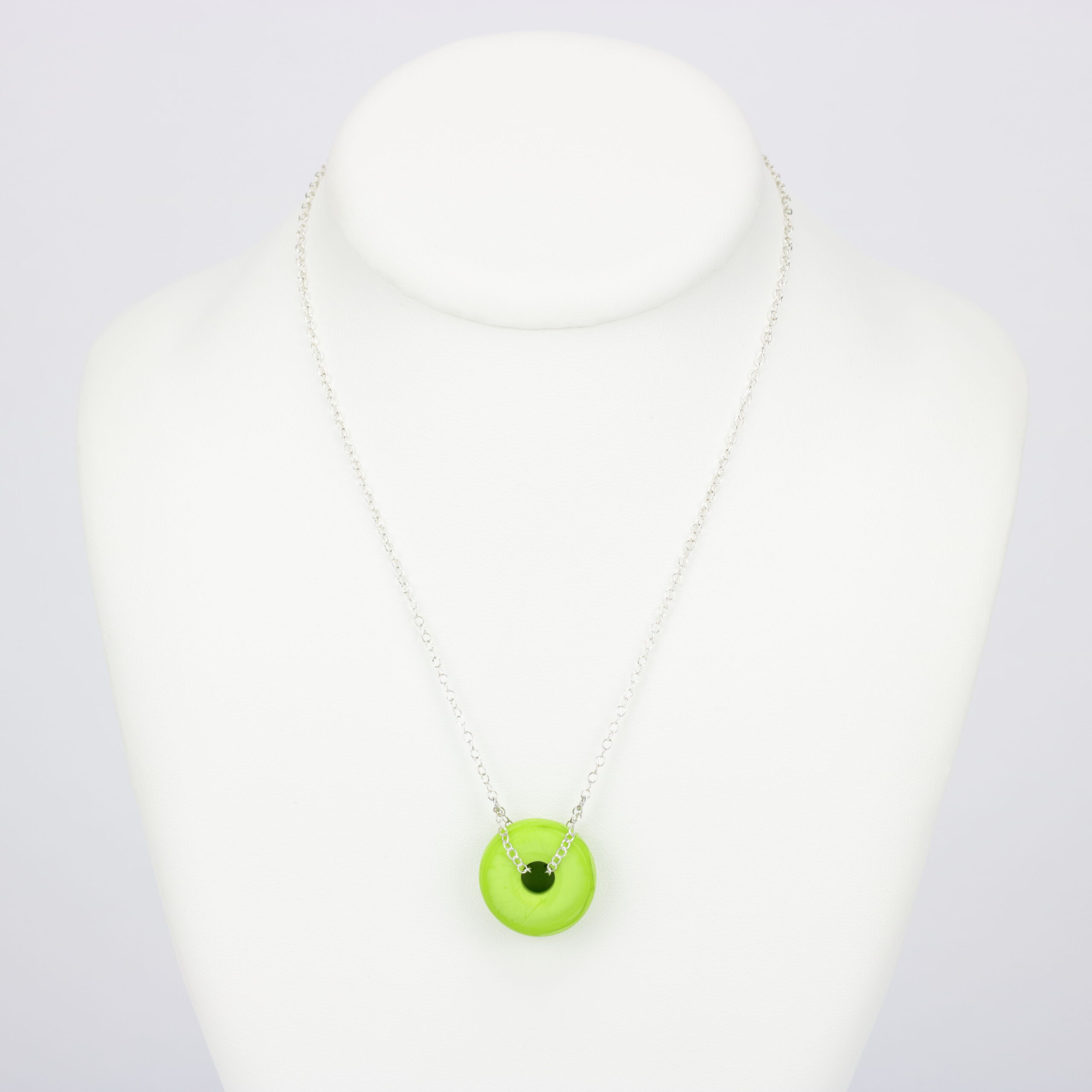 Collier chaine en argent 925 avec une perle en verre dépoli. Une perle de couleur vert pomme et ronde en forme d'anneau .Fait main et made in France. -Atelier horizon verre