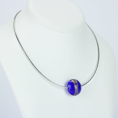 Bijoux . Collier une perle de verre forme lentille de couleur bleu avec incrustation d'une bande de feuille d'or. Monture en argent 925. Travail au chalumeau. Fait main. -Atelier horizon verre