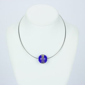 Bijoux . Collier une perle de verre forme lentille de couleur bleu avec incrustation d'une bande de feuille d'or. Monture en argent 925. Travail au chalumeau. Fait main. -Atelier horizon verre