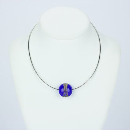 Bijoux . Collier une perle de verre forme lentille de couleur bleu avec incrustation d'une bande de feuille d'or. Monture en argent 925. Travail au chalumeau. Fait main. -Atelier horizon verre