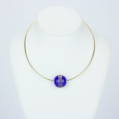 Bijoux . Collier une perle de verre forme lentille de couleur bleu avec incrustation d'une bande de feuille d'or. Monture en argent 925, finition dorée. Travail au chalumeau. Fait main. -Atelier horizon verre