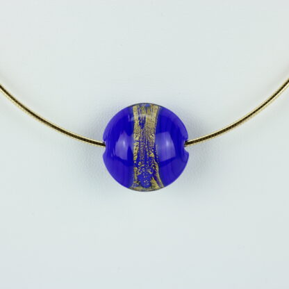 Bijoux . Collier une perle de verre forme lentille de couleur bleu avec incrustation d'une bande de feuille d'or. Monture en argent 925, finition dorée. Travail au chalumeau. Fait main. -Atelier horizon verre