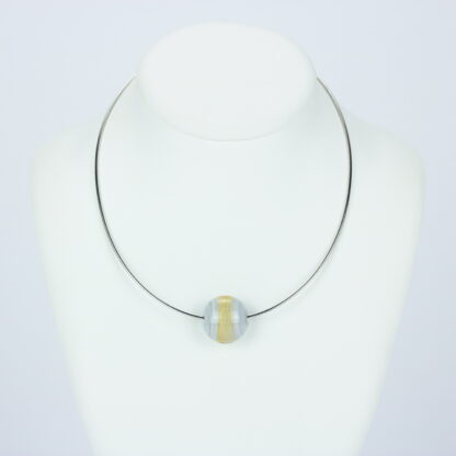 Bijoux . Collier une perle de verre forme lentille de couleur gris avec incrustation d'une bande de feuille d'or. Monture en argent 925. Travail au chalumeau. Fait main. -Atelier horizon verre