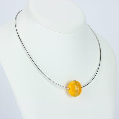 Bijoux . Collier une perle de verre forme lentille de couleur jaune avec incrustation d'une bande de feuille d'or. Monture en argent 925. Travail au chalumeau. Fait main. -Atelier horizon verre