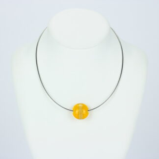 Bijoux . Collier une perle de verre forme lentille de couleur jaune avec incrustation d'une bande de feuille d'or. Monture en argent 925. Travail au chalumeau. Fait main. -Atelier horizon verre